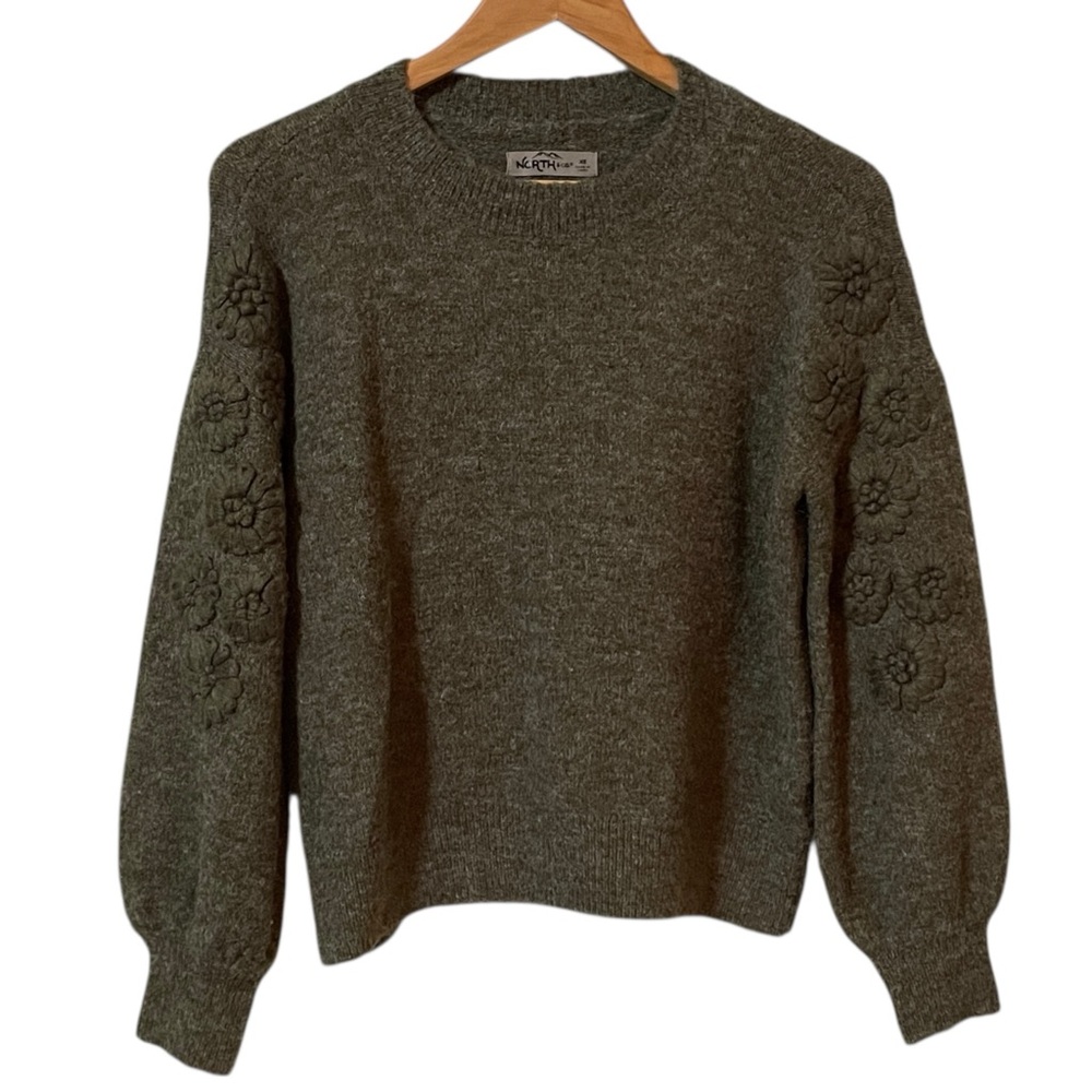 North & Co Crew Neck Pullover Sweater Embroider Floral on Sleeves Size XS